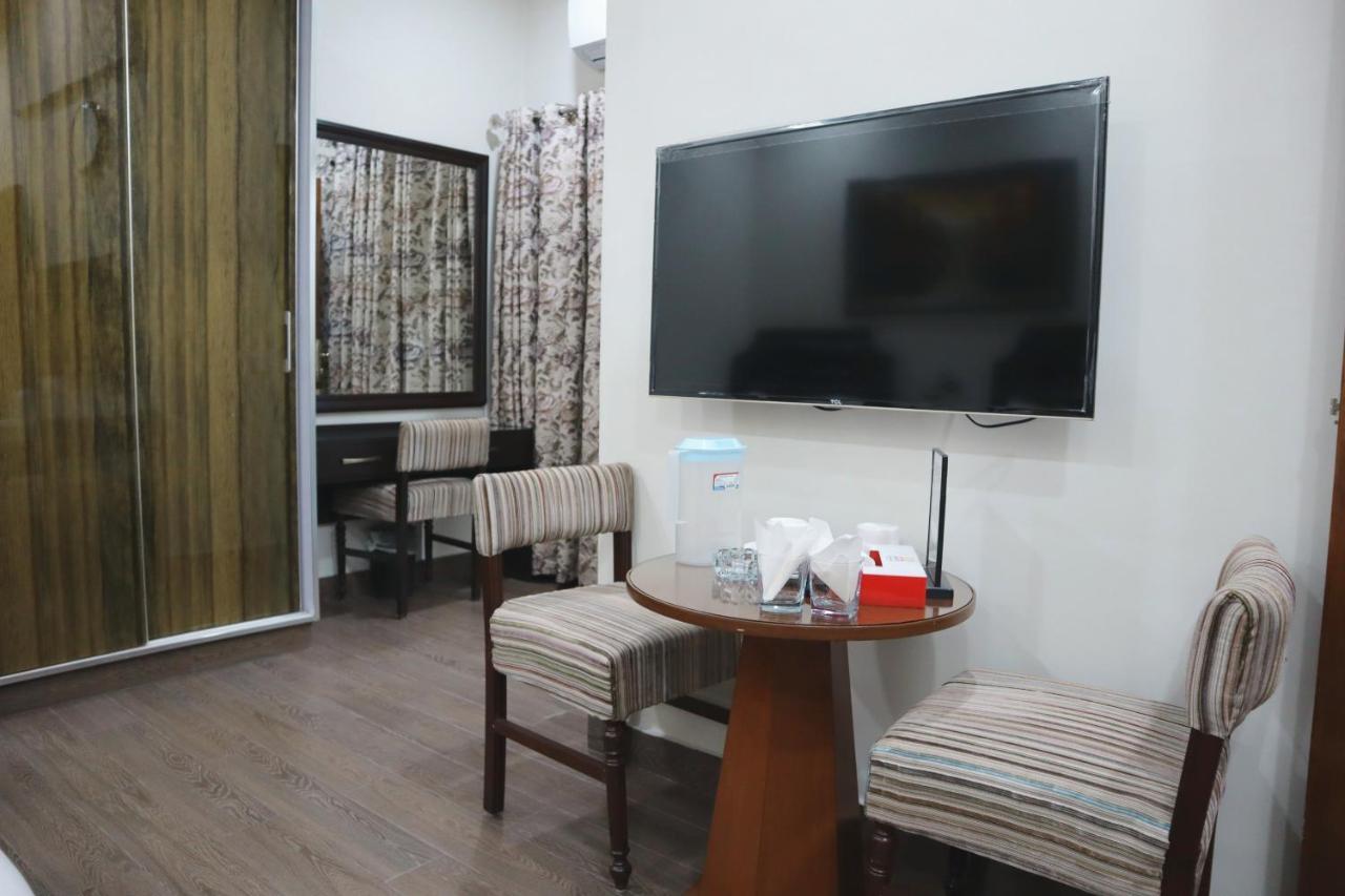 Hayyat Luxury Hotel Suites ลาฮอร์ ภายนอก รูปภาพ